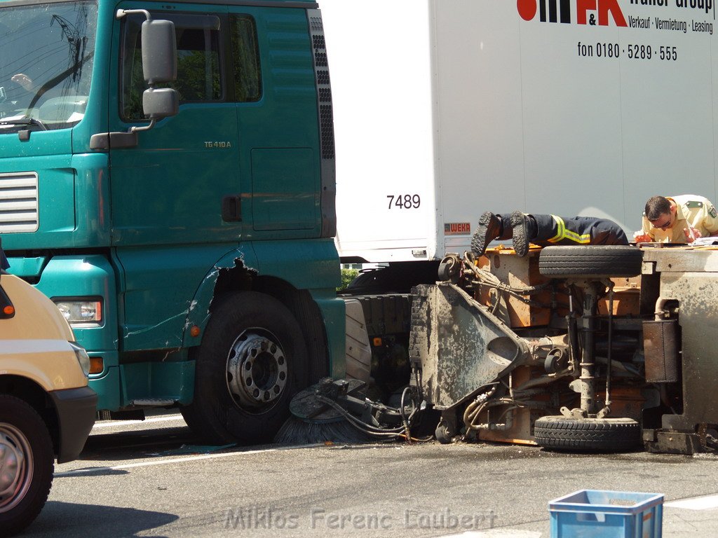 VU LKW Kehrmaschine Koeln Porz Gremberhoven Frankfurterstr - Ratherstr 17.JPG